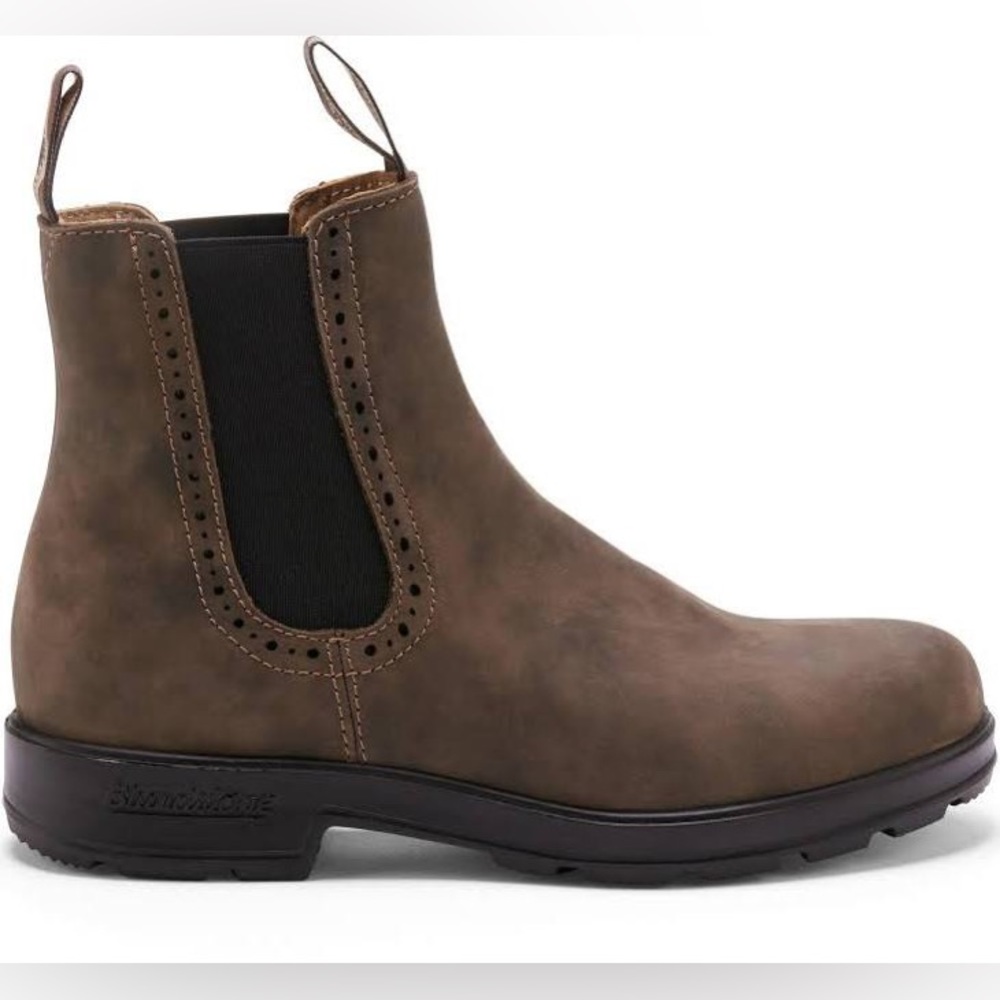 Barely worn rustic brown Blundstone boots